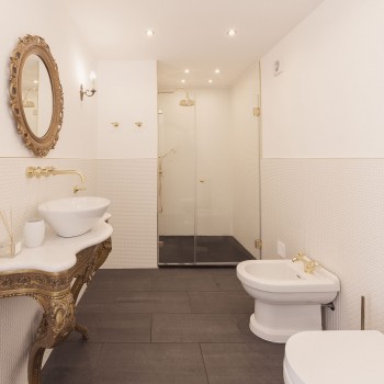 Spacious and fully equipped bathroom with rain shower